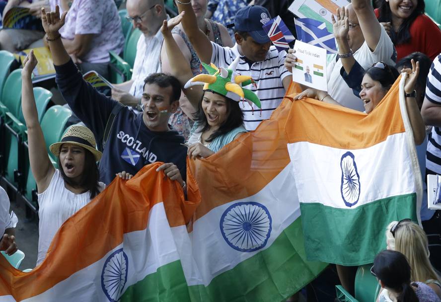 Tifosi indiani in delirio al passaggio dei loro atleti. Ap